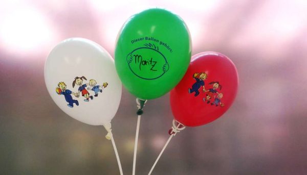 Service gewinnt - Kinder freuen sich über Luftballons